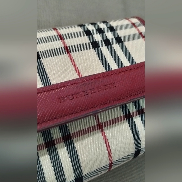 VINTAGE BURBERRY WALLET ~GREAT CONDITION~ AUTHENTIC ~LOTS OF PLACES TO PUT STUFF - Picture 12 of 13